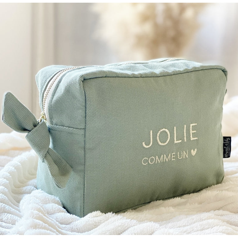 Grande Trousse De Toilette Brodée "Jolie Comme Un Cœur" Sauge  Marcel & Lily